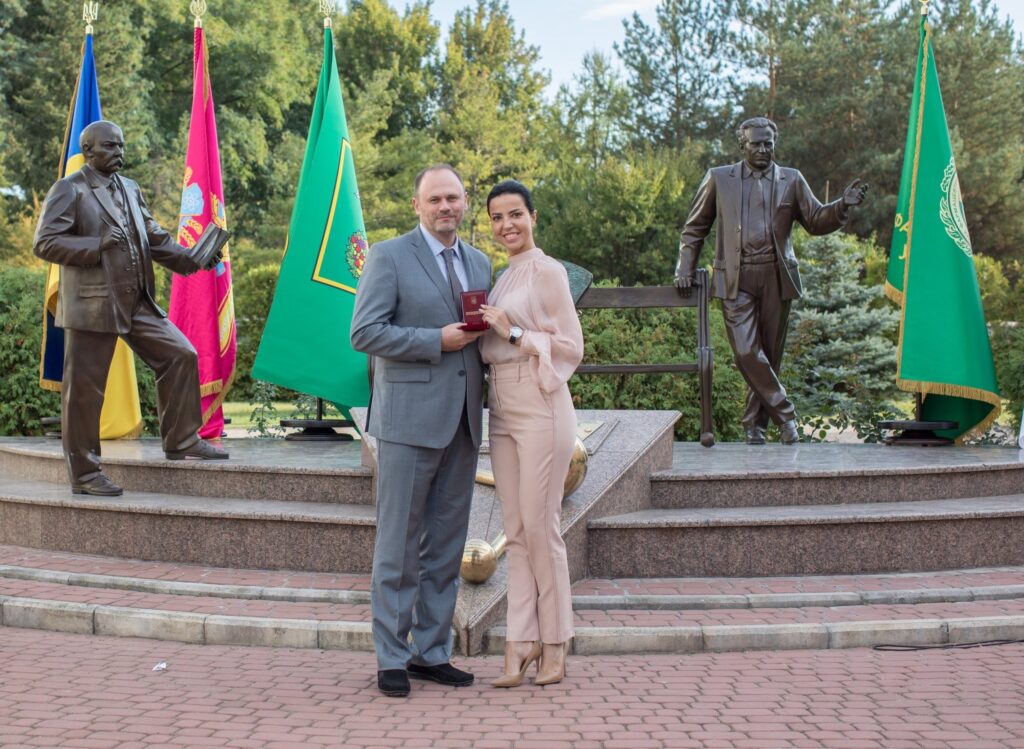 17.09.2021 р.  За вагомий внесок у справу гарантування національної безпеки і оборони України та професіоналізм нагороджено завідувача кафедри ФММ, д. фарм. н., професора Малого Володимира Валентиновича Медаллю «Відзнака Ради національної безпеки і оборони України».