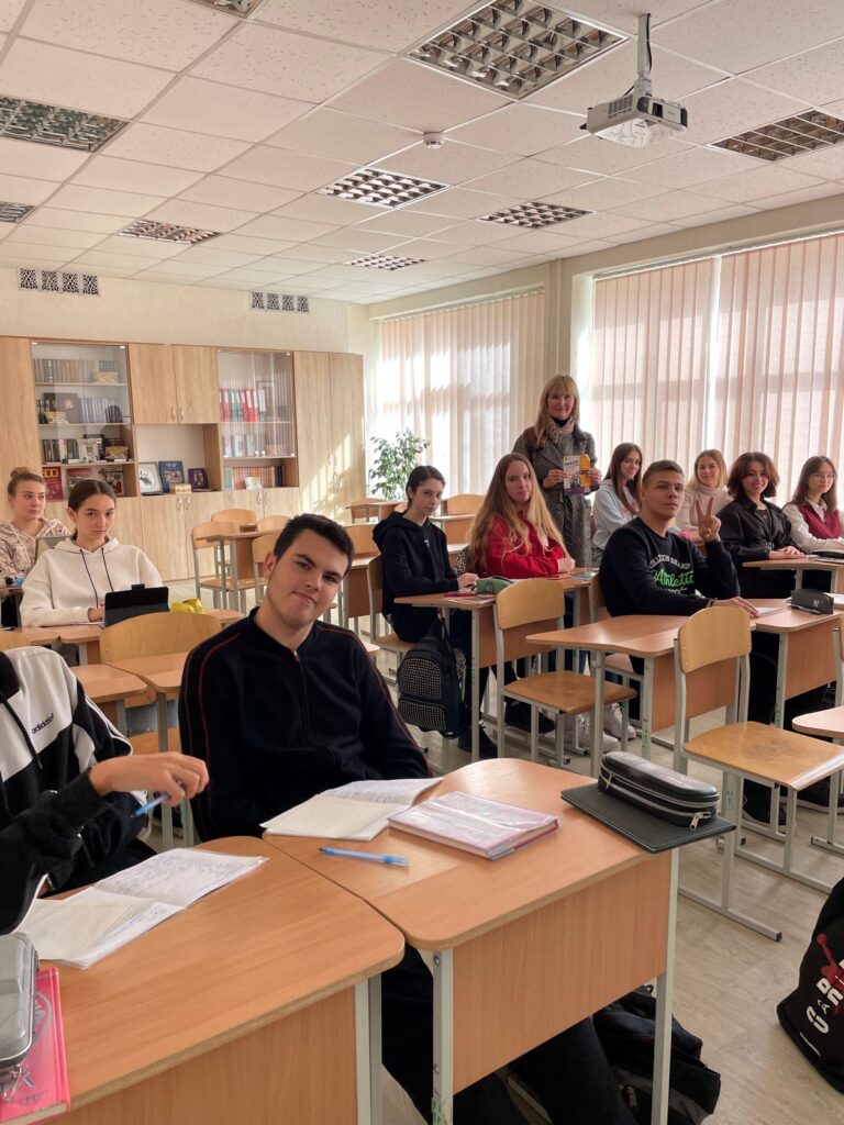8 жовтня 2021 р. Доцент кафедри ФММ Бондарєва І.В. провела профорієнтаційну роботу серед учнів 10-Б класу ЗОШ №162 м. Харкова щодо підготовчих курсів на базі НФаУ «PHARM hub: підготовка до ЗНО-2022» 8 жовтня 2021 р. Доцент кафедри ФММ Бондарєва І.В. провела профорієнтаційну роботу серед учнів 10-Б класу ЗОШ №162 м. Харкова щодо підготовчих курсів на базі НФаУ «PHARM hub: підготовка до ЗНО-2022»