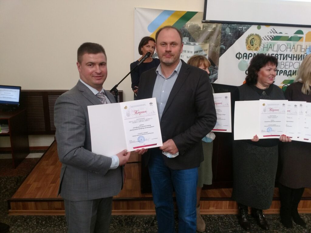 19 жовтня 2021 р. Колектив авторів видання «Workbook for practical training pharmaceutical marketing and management», підготовленого кафедрою ФММ отримав Подяку за участь у конкурсі «Краща навчально-методична розробка року» 19 жовтня 2021 р. Колектив авторів видання «Workbook for practical training pharmaceutical marketing and management», підготовленого кафедрою ФММ отримав Подяку за участь у конкурсі «Краща навчально-методична розробка року»