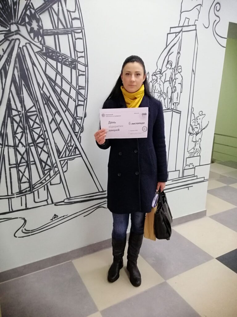 02 листопада 2021 р.  Асистент кафедри фармацевтичного менеджменту та маркетингу Чегринець А. А. відвідала адміністрацію ЗОШ №10 щодо запрошення на День відкритих дверей