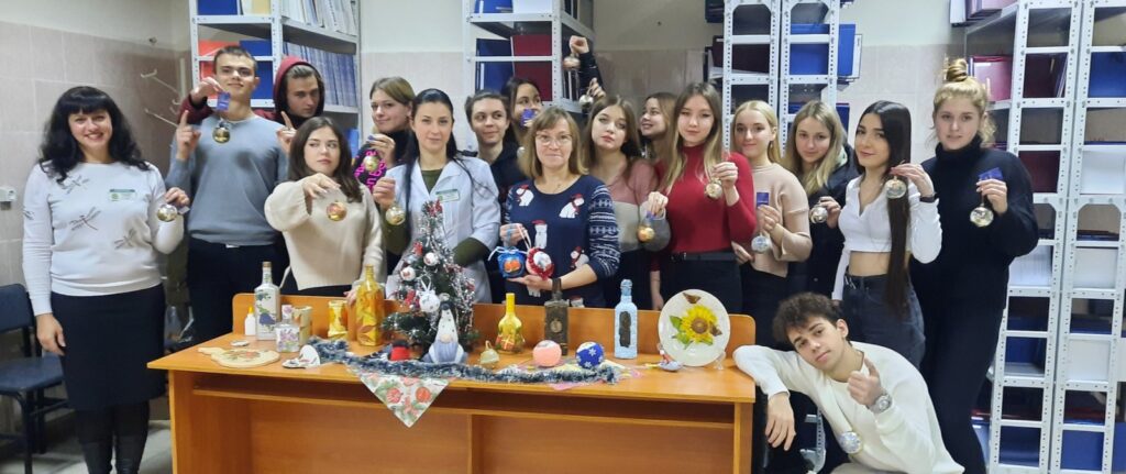 13 грудня 2021 р. здобувачі 2 курсу 5 і 6 груп разом із кураторами доц. Бабічевою Г.С. та ас. Чегринець А.А. прийняли участь у майстер-класі з виготовлення новорічних прикрас у техніці декупаж 13 грудня 2021 р. здобувачі 2 курсу 5 і 6 груп разом із кураторами доц. Бабічевою Г.С. та ас. Чегринець А.А. прийняли участь у майстер-класі з виготовлення новорічних прикрас у техніці декупаж