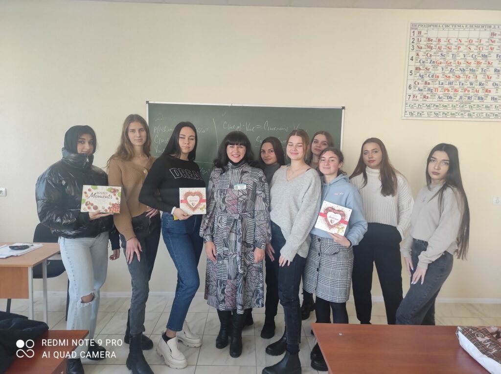 17 листопада 2021 р. Доцент кафедри фармацевтичного менеджменту та маркетингу Бабічева Г. С. провела зустріч зі здобувачами вищої освіти 2 курсу академічної групи Фм20(4.10д)-05 та привітала їх з Міжнародним днем студента 17 листопада 2021 р. Доцент кафедри фармацевтичного менеджменту та маркетингу Бабічева Г. С. провела зустріч зі здобувачами вищої освіти 2 курсу академічної групи Фм20(4.10д)-05 та привітала їх з Міжнародним днем студента