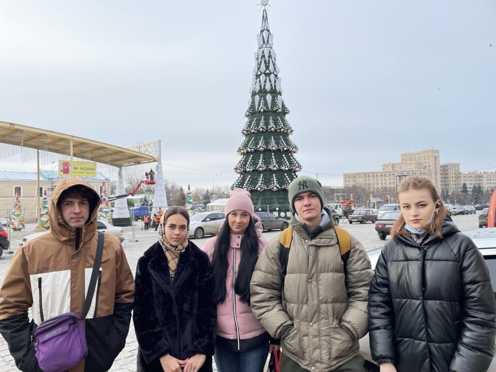 16.12.2021 Викладачі кафедри ФММ доц. Бондарєва І. В. та ас. Чегринець А. А. разом з і здобувачами вищої освіти 1 курсу спеціальності "Маркетинг" напередодні новорічних свят відвідали головну ялинку Харкова