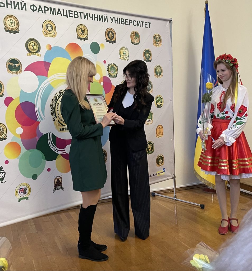 30 жовтня 2023 р. на засіданні Вченої Ради НФаУ було відзначено Грамотою Харківської Обласної Ради доцента кафедри ФММ Бондарєву Ірину Василівну за сумлінну й ефективну працю, вагомий внесок у розвиток науки й освіти та з нагоди професійного свята - Для фармацевтичного працівника! 30 жовтня 2023 р. на засіданні Вченої Ради НФаУ було відзначено Грамотою Харківської Обласної Ради доцента кафедри ФММ Бондарєву Ірину Василівну за сумлінну й ефективну працю, вагомий внесок у розвиток науки й освіти та з нагоди професійного свята - Для фармацевтичного працівника!