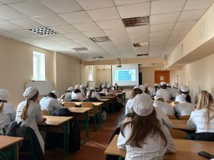 30 січня 2025 року доцент кафедри менеджменту, маркетингу та забезпечення якості у фармації Світлана Жадько прочитала гостьову лекцію «Традиційні і новітні форми маркетингових комунікацій на фармацевтичному ринку» у Житомирському базовому фаховому фармацевтичному коледжі. Лекція відбулась у рамках роботи гуртка фармацевтичних дисциплін