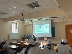 30 січня 2025 року доцент кафедри менеджменту, маркетингу та забезпечення якості у фармації Світлана Жадько прочитала гостьову лекцію «Традиційні і новітні форми маркетингових комунікацій на фармацевтичному ринку» у Житомирському базовому фаховому фармацевтичному коледжі. Лекція відбулась у рамках роботи гуртка фармацевтичних дисциплін
