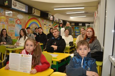 24 березня 2025 року став ще одним яскравим днем у розвитку освітніх ініціатив! Так, доценти ЗВО кафедри менеджменту, маркетингу та забезпечення якості у фармації Ганна Бабічева та Тетяна Коляда у складі команди викладачів Національного фармацевтичного університету взяли участь у проєкті «Метрошкола» під час весняних шкільних канікул
